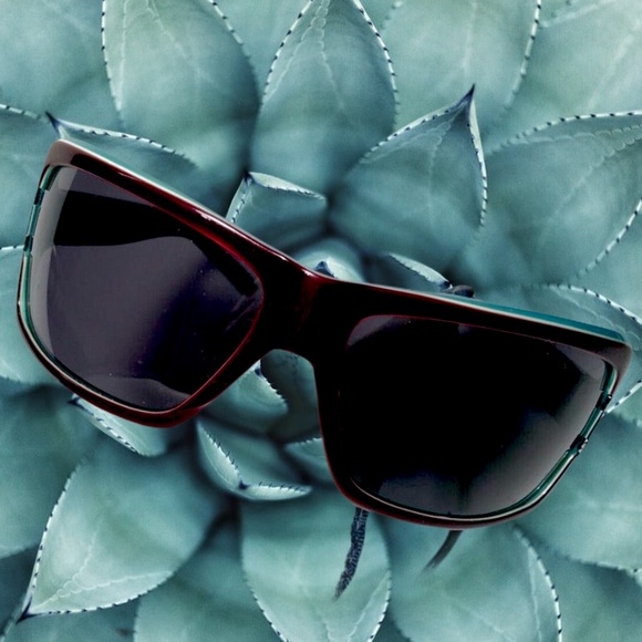 OLIVER PEOPLES sunglasses AND CASE *CLEARANCE PRICED TO SELL WOMENS